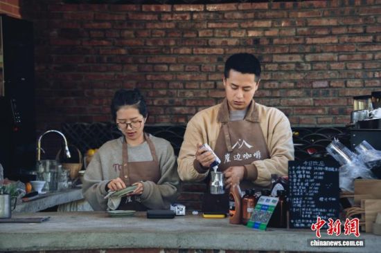 2025年10月16日,鲁贞情(左)夫妇在崖边咖啡店制作咖啡。苏应洪 摄 2025年10月16日,鲁贞情(左)夫妇在崖边咖啡店制作咖啡。苏应洪 摄