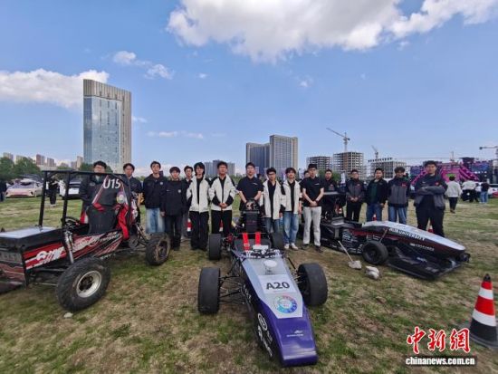 24日,首届吉林省转速汽车文化展正在长春举行。吉林大学汽车工程学院学生赛车队携三台自研改装赛车参展。谭伟旗 摄 24日,首届吉林省转速汽车文化展正在长春举行。吉林大学汽车工程学院学生赛车队携三台自研改装赛车参展。谭伟旗 摄