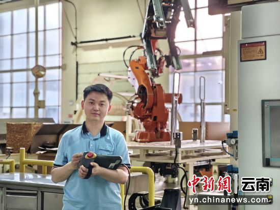 图3.“左手扳手、右手代码”的刘志鹏。毛鑫 摄 图3.“左手扳手、右手代码”的刘志鹏。毛鑫 摄