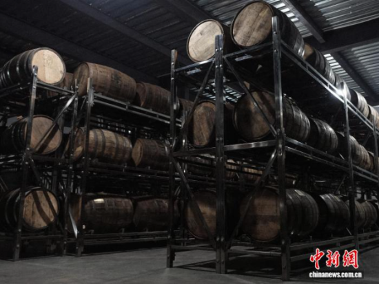 ͼΪ���ϴ���һ����ʿ�ɾƳ��ڣ�����·š������������ʿ����ľͰ��������ί������ ��ͼ