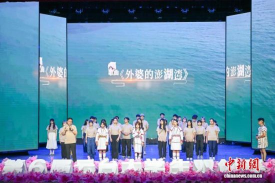 7月19日,云南师范大学,第6届云台大学生双创赛颁奖典礼暨文艺联谊现场,台湾青年演唱《外婆的澎湖湾》。李嘉娴 摄 7月19日,云南师范大学,第6届云台大学生双创赛颁奖典礼暨文艺联谊现场,台湾青年演唱《外婆的澎湖湾》。李嘉娴 摄