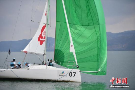8月22日,参赛队伍在抚仙湖竞速。 黄兴鸿 摄 8月22日,参赛队伍在抚仙湖竞速。 黄兴鸿 摄