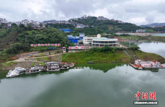 航拍富宁港客运码头及客运楼。 李嘉娴 摄 航拍富宁港客运码头及客运楼。 李嘉娴 摄