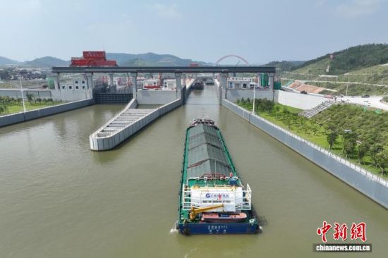 8月12日,广西钦州灵山县平陆运河马道枢纽,试验船只驶入船闸。当日,平陆运河实船试验正式启动。此次试验将分阶段开展常规工况、不利工况通航验证和全线航标效能检测,全面检验运河航道、船闸、锚地、服务区及助航设施适配性。(无人机照片) 陈冠言 摄 8月12日,广西钦州灵山县平陆运河马道枢纽,试验船只驶入船闸。当日,平陆运河实船试验正式启动。此次试验将分阶段开展常规工况、不利工况通航验证和全线航标效能检测,全面检验运河航道、船闸、锚地、服务区及助航设施适配性。(无人机照片) 陈冠言 摄