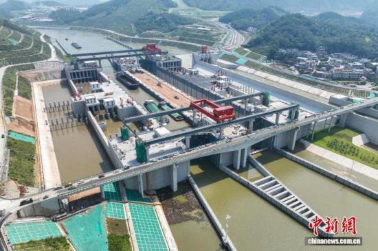 8月12日,广西钦州灵山县平陆运河马道枢纽,试验船只驶入船闸。当日,平陆运河实船试验正式启动。此次试验将分阶段开展常规工况、不利工况通航验证和全线航标效能检测,全面检验运河航道、船闸、锚地、服务区及助航设施适配性,为平陆运河2026年9月通航做好准备。(无人机照片) 陈冠言 摄 8月12日,广西钦州灵山县平陆运河马道枢纽,试验船只驶入船闸。当日,平陆运河实船试验正式启动。此次试验将分阶段开展常规工况、不利工况通航验证和全线航标效能检测,全面检验运河航道、船闸、锚地、服务区及助航设施适配性,为平陆运河2026年9月通航做好准备。(无人机照片) 陈冠言 摄