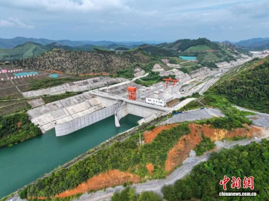 图为百色水利枢纽通航设施工程省水船闸。(无人机照片)王以照 摄 图为百色水利枢纽通航设施工程省水船闸。(无人机照片)王以照 摄