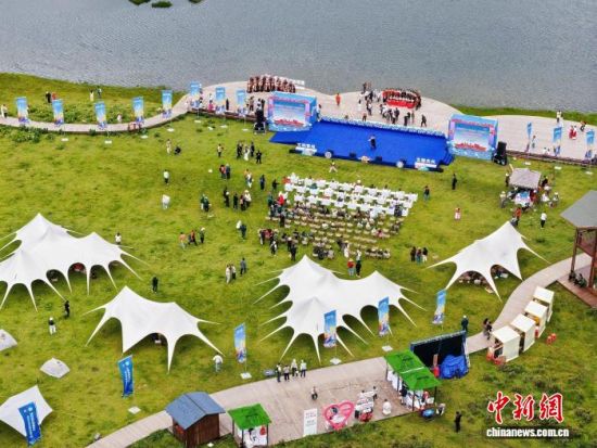 8月22日,第四届世界的“香格里拉”文化旅游节之普达措国家公园2026年度露营音乐节拉开帷幕。徐俊 摄 8月22日,第四届世界的“香格里拉”文化旅游节之普达措国家公园2026年度露营音乐节拉开帷幕。徐俊 摄