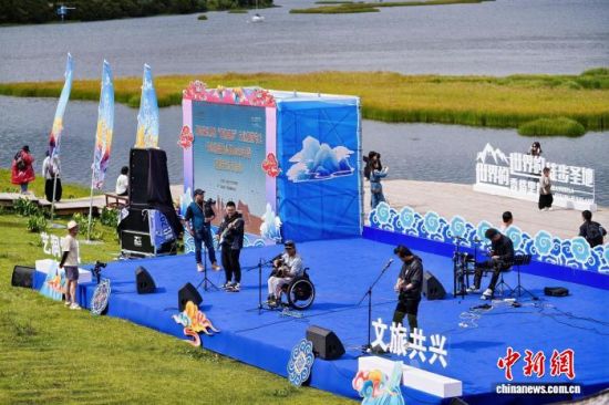 8月22日,摇滚乐队在普达措国家公园2026年度露营音乐节中表演。徐俊 摄 8月22日,摇滚乐队在普达措国家公园2026年度露营音乐节中表演。徐俊 摄