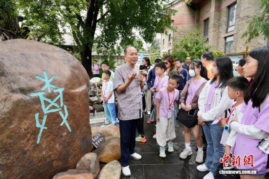 8月23日,永子制作技艺国家级非物质文化遗产代表性传承人李国伟向两岸棋手讲述围棋历史文化。 罗婕 摄 8月23日,永子制作技艺国家级非物质文化遗产代表性传承人李国伟向两岸棋手讲述围棋历史文化。 罗婕 摄