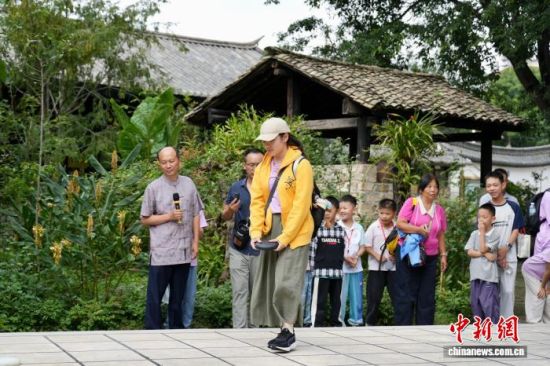 8月23日,台湾棋手执黑棋,在大型地面棋盘上下棋。 罗婕 摄 8月23日,台湾棋手执黑棋,在大型地面棋盘上下棋。 罗婕 摄