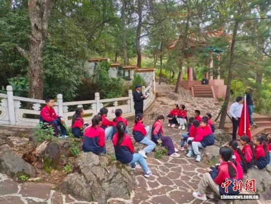 图为白品柱为禄劝当地小学生们讲述红军故事。禄劝县融媒体中心 供图 图为白品柱为禄劝当地小学生们讲述红军故事。禄劝县融媒体中心 供图