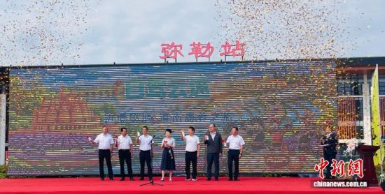 9月3日,云南省“自驾云途”主题租车自驾宣传活动第六站“边境秘地-滇南康养之旅”鸣笛发车。中新网记者 缪超 摄 9月3日,云南省“自驾云途”主题租车自驾宣传活动第六站“边境秘地-滇南康养之旅”鸣笛发车。中新网记者 缪超 摄