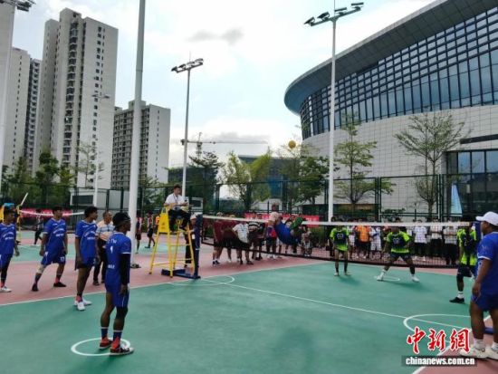 9月6日,在瑞丽市首届“瑞丽江杯”系列体育赛事中,运动员正在比拼藤球项目。 杨雪梅 摄 9月6日,在瑞丽市首届“瑞丽江杯”系列体育赛事中,运动员正在比拼藤球项目。 杨雪梅 摄