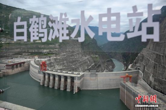 6月23日,云南省巧家县,从观景台俯瞰白鹤滩水电站。 中新网记者 李嘉娴 摄 6月23日,云南省巧家县,从观景台俯瞰白鹤滩水电站。 中新网记者 李嘉娴 摄