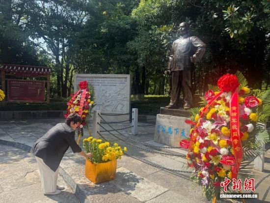 9月7日,在云南省昆明市中山文化园,两岸嘉宾依次向孙中山雕像敬献鲜花。陆希成 摄 9月7日,在云南省昆明市中山文化园,两岸嘉宾依次向孙中山雕像敬献鲜花。陆希成 摄