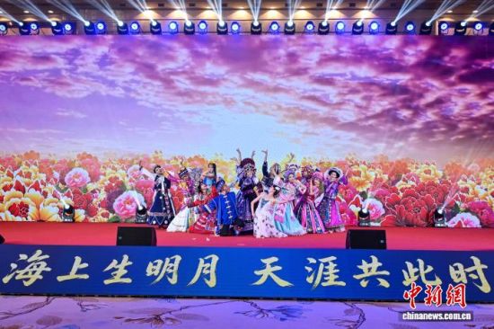 9月16日,2026云台中秋茶话会在云南省昆明市举办,演员表演舞蹈《民族一家亲》。 中新网记者 李嘉娴 摄 9月16日,2026云台中秋茶话会在云南省昆明市举办,演员表演舞蹈《民族一家亲》。 中新网记者 李嘉娴 摄