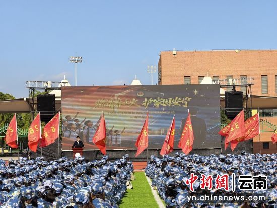 宣讲员在云南大学开展宣讲 宣讲员在云南大学开展宣讲