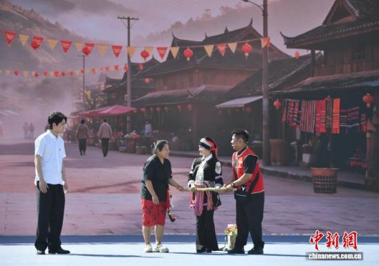 9月21日,演员表演普法情景剧《同心筑边 共赴新程》。黄兴鸿 摄 9月21日,演员表演普法情景剧《同心筑边 共赴新程》。黄兴鸿 摄