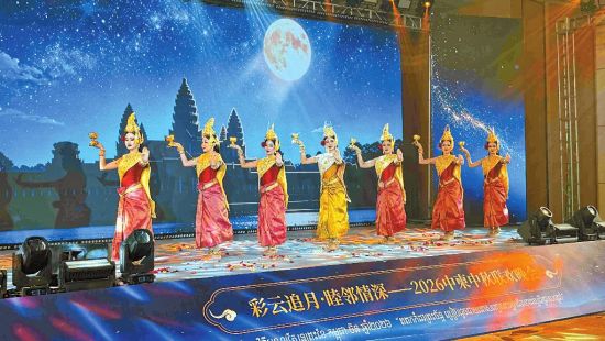中柬中秋联欢晚会上的文艺表演。记者 李文君 摄 中柬中秋联欢晚会上的文艺表演。记者 李文君 摄