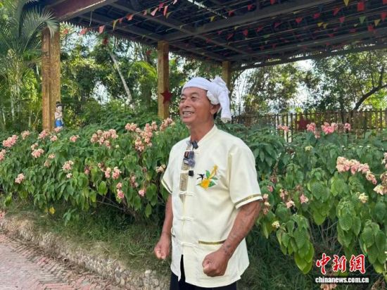 10月21日,云南省西双版纳傣族自治州勐海县打洛镇居民、国家级非物质文化遗产布朗族民歌(布朗族弹唱)代表性传承人岩瓦洛在歌唱。中新网记者 李百加 摄 10月21日,云南省西双版纳傣族自治州勐海县打洛镇居民、国家级非物质文化遗产布朗族民歌(布朗族弹唱)代表性传承人岩瓦洛在歌唱。中新网记者 李百加 摄