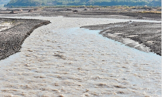 云南东川又现牛奶河 排污企业已确定 - 中新网