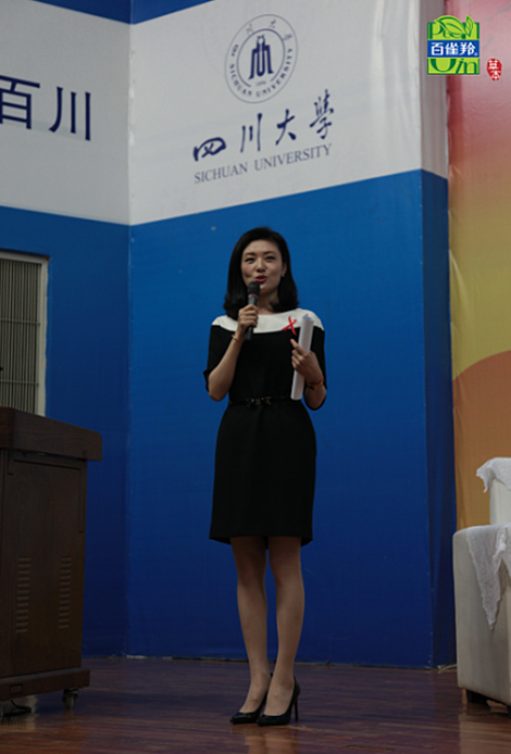 百雀羚抗艾走进四川大学 名主持周涛为艾宣讲