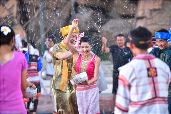 云南泼水节外国 2946667857.png