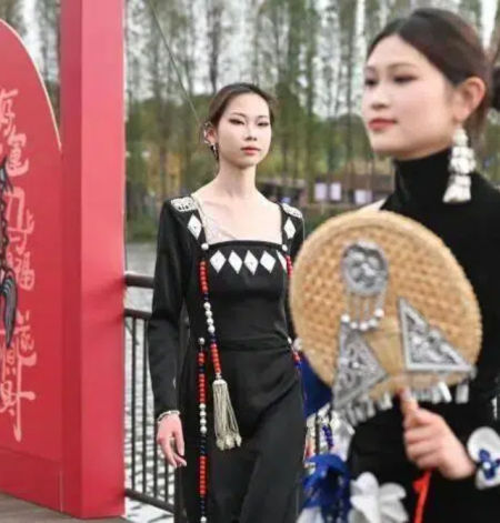 民族服饰秀 时尚新表达
