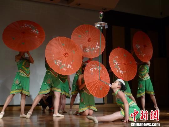 中马学生同台演绎民族舞展开艺术交流 - 中新网