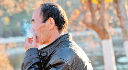 昆明公园禁烟令昨听证 代表建议增设吸烟区 