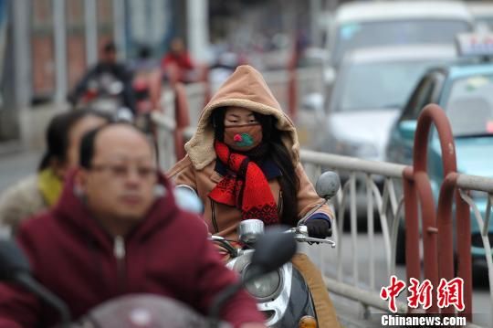寒潮袭昆明气温骤降11℃ 市民调侃春城一周体