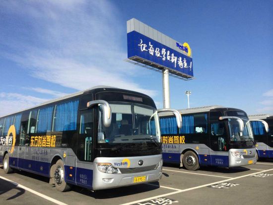 云南东方时尚驾校首批学员领证 - 中新网云南频