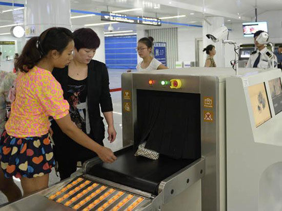 昆明13个地铁站14日起要安检 勿带火机发胶水