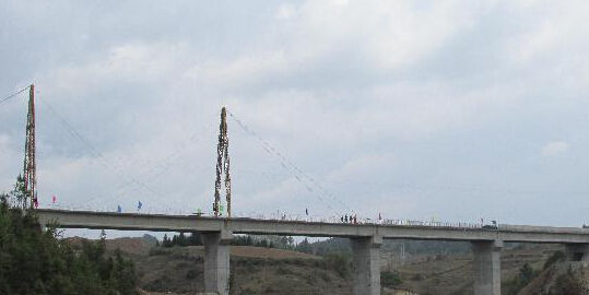 云南腾冲水利第一桥T梁吊装完成 - 中新网云