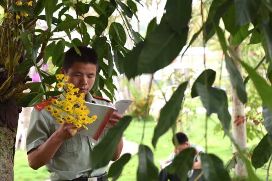 普洱森警:世界读书日人人分享读书乐趣 - 中新