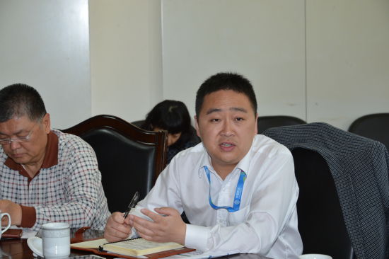 2015-05-05-中国移动云南公司副总经理黄振旺(右)在省发改委举行的"