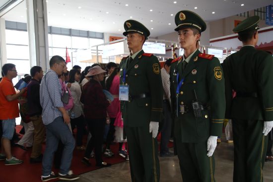 在场馆内为南博会保驾护航的武警云南总队第二支队官兵