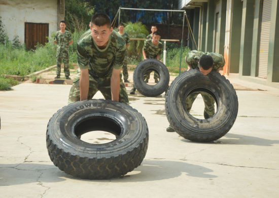 武警昆明森林支队苦练军事技能砥砺军人血性 