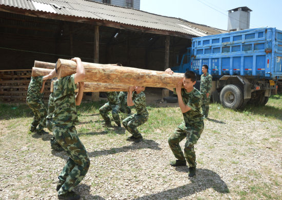 武警昆明森林支队苦练军事技能砥砺军人血性 