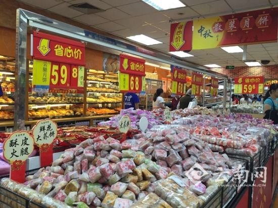 昆明多超市开售月饼 榴莲等非主流口味引围观