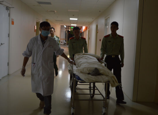 昆明车祸 森警官兵第一时间抢救 - 中新网云南