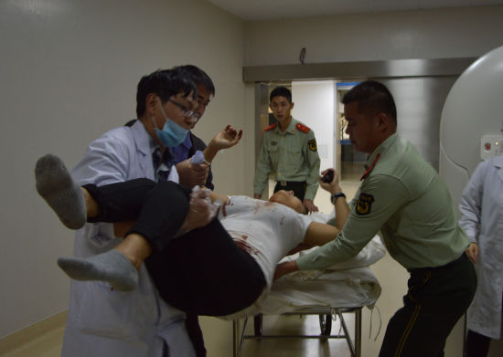 昆明车祸 森警官兵第一时间抢救 - 中新网云南频道--云南新闻网