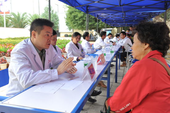 昆明总医院开展“服务百姓健康行动”大型义诊活动 - 中新网云南频道--云南新闻网