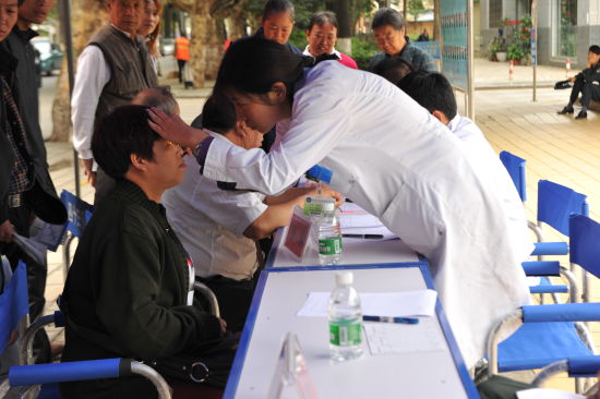 昆明总医院开展“服务百姓健康行动”大型义诊活动 - 中新网云南频道--云南新闻网