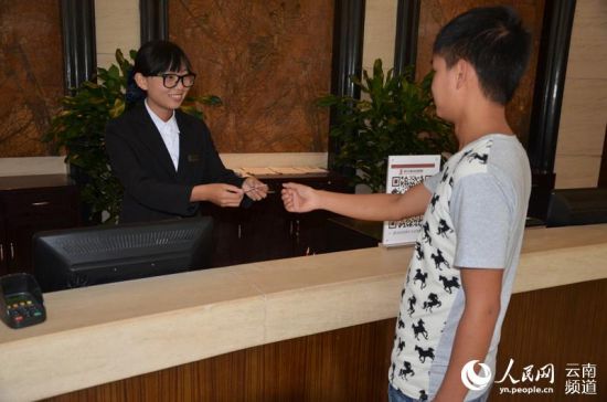 23岁美女主管李继芳曾被评为“微笑天使”。