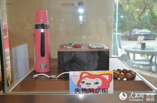 6个月收到37封感谢信 。图为酒店大堂的失物展示柜