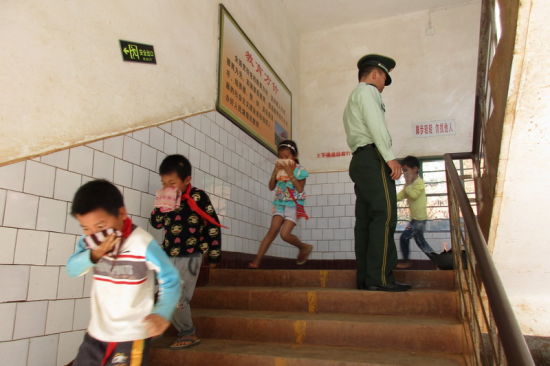 云南普洱芒信开展消防、地震安全演练 - 中新网