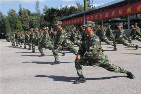 加油小毅,小毅还有最后300米,小毅棒棒哒 近日,在武警云南省森林总队新兵团的训练场上,四川籍新战士邹毅在战友们鼓舞和阵阵欢呼声中,最后一个越过了五公里终点线。考官宣布此次五公里考核全部通过时,现场响起了热烈的掌声和阵阵欢呼声。 该团一连指导员王瀚樟说,邹毅是家里的独子,家里经济条件较好,从小没有吃过苦受过累。刚到部队时连自己的生活都不能自理,不会洗衣、袜子穿脏就扔。像他这样的新战士有很多,到队后,一开始总是思想意志不坚定,体能素质跟不上,有各种借口和理由拖集体的后腿。为此,这个新兵