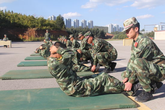 加油小毅,小毅还有最后300米,小毅棒棒哒 近日,在武警云南省森林总队新兵团的训练场上,四川籍新战士邹毅在战友们鼓舞和阵阵欢呼声中,最后一个越过了五公里终点线。考官宣布此次五公里考核全部通过时,现场响起了热烈的掌声和阵阵欢呼声。 该团一连指导员王瀚樟说,邹毅是家里的独子,家里经济条件较好,从小没有吃过苦受过累。刚到部队时连自己的生活都不能自理,不会洗衣、袜子穿脏就扔。像他这样的新战士有很多,到队后,一开始总是思想意志不坚定,体能素质跟不上,有各种借口和理由拖集体的后腿。为此,这个新兵