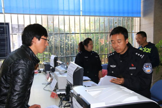 昆明警方开展学党章颂誓词戴党徽比奉献活动